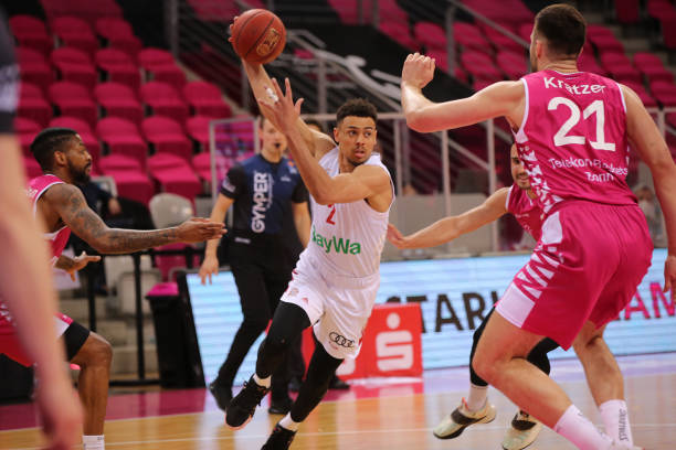 他透露两人 他透露两人